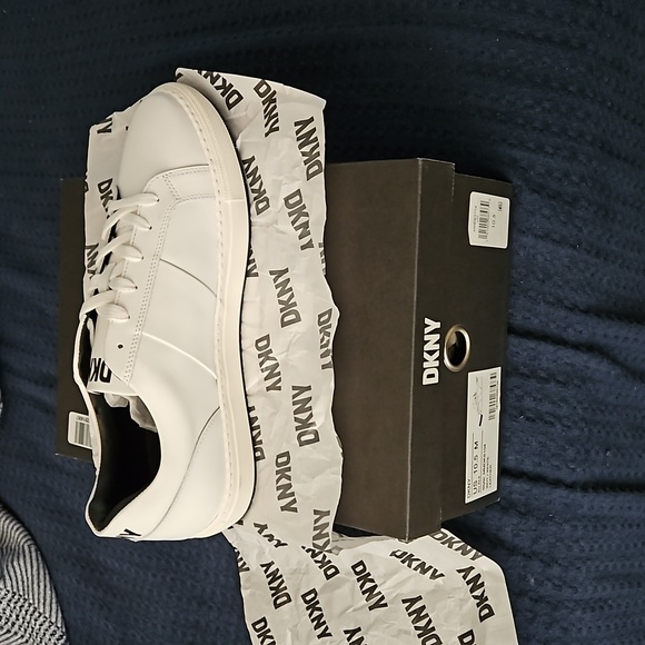 DKNY StreetSide Leather Sneakers.BRAND NEW IN ORIGINAL BOX,NEVER WORN. - Picture 4 of 8